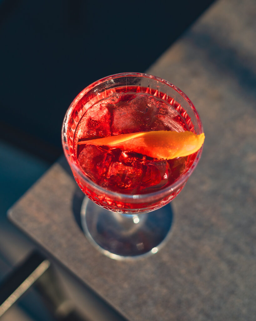 Leo Kalsdorf Negroni Foto Cocktail Glas mit inhalt